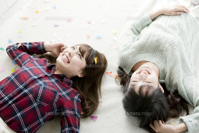 床に寝転がる女性 写真素材6838924- フォトライブラリ