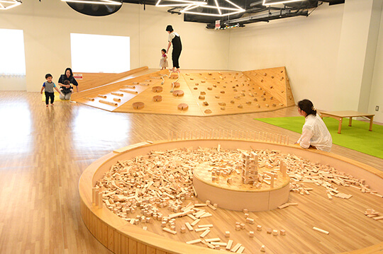 赤ちゃん連れに人気の東京の遊び場19選。都内でのベビーや乳児とのお出かけにおすすめ。子連れのおでかけ・子どもの遊び場探しならコモリブ