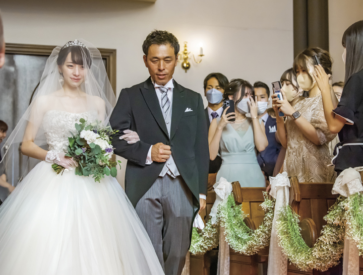 病気の父の手をとり、笑顔で踊る花嫁 父と娘の最後のダンスに涙があふれる – grapeグレイプ