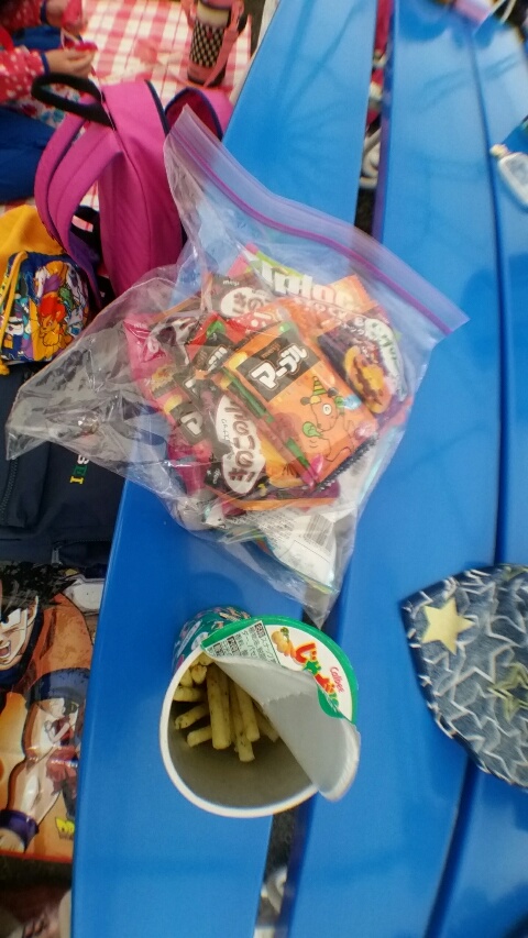 遠足のお菓子買ってきた」 小学生の息子が予算の中で考えて考えて選んできたみたいだけど、150円だとこれしか買えないのか いや、こんなもんか。 私たちが 小学生のときはもっと買えたような。そして「バナナはおやつに入りますか」とか言うお決まりのテンプレートもねぇ🍌