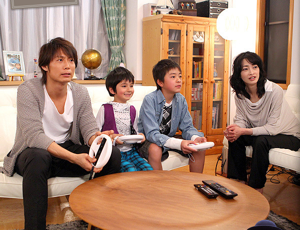 元EXILE・黒木啓司、幸せ溢れる家族ショット公開 愛息の赤いおでこには「どうしちゃった？」「元気な証拠」ニュースピンズバNEWS