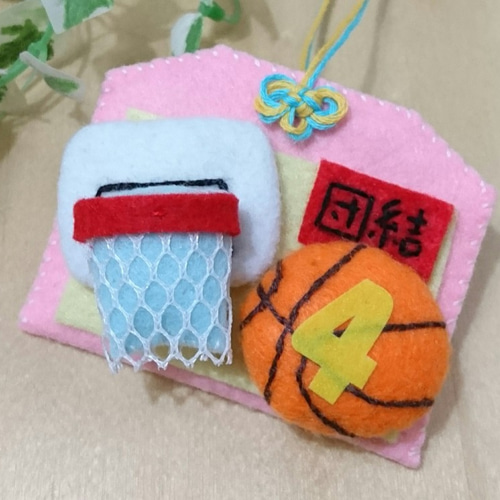 部活引退前最後に作ったお守りは ハンバーガー🍔 でもよく見るとバンズがバスケットボール🏀 3枚目は後輩に作ったピカチュウ⚡️高校行っても作るんかな？ .バスケットボールおまもり部活お守りバスケ部女バスバスケットボール部ハンバーガーピカチュウ