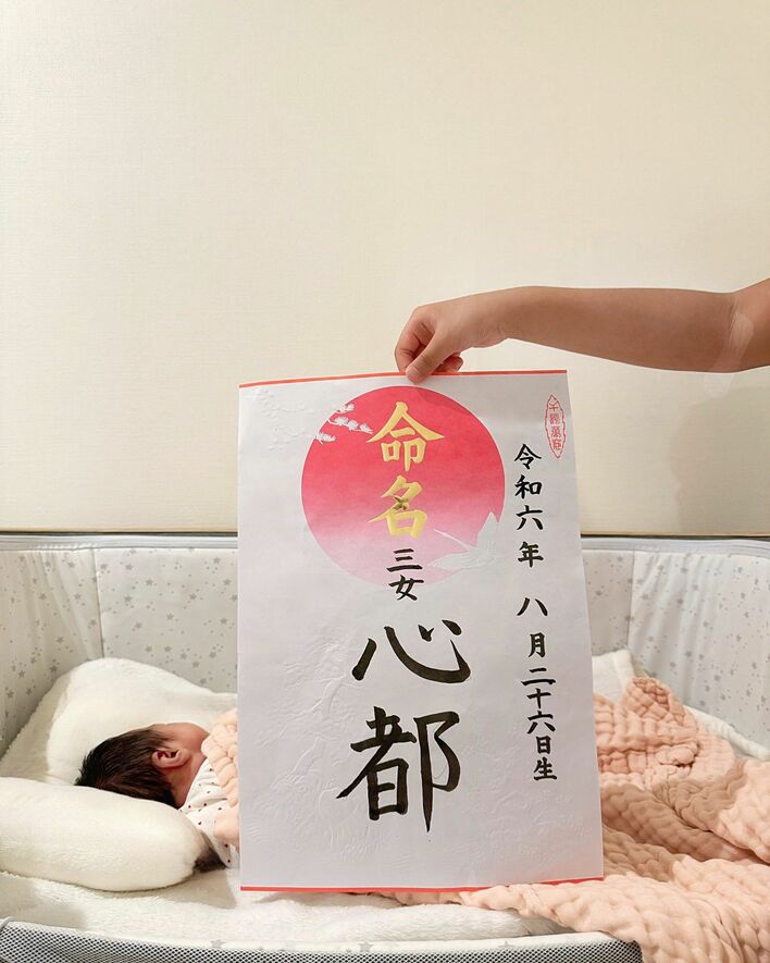 息子くん、本日で10ヶ月になりました☺️✨ 身体をウネウネ。 色んなことに興味が湧いて気づいたら画面からフェードアウトしております✌️笑2枚目の写真パチパチ手を叩いたり ばんざーい！と腕をあげたり 意思疎通もできてとっても楽しい♡🥹🥹 ティッシュ箱も気づい