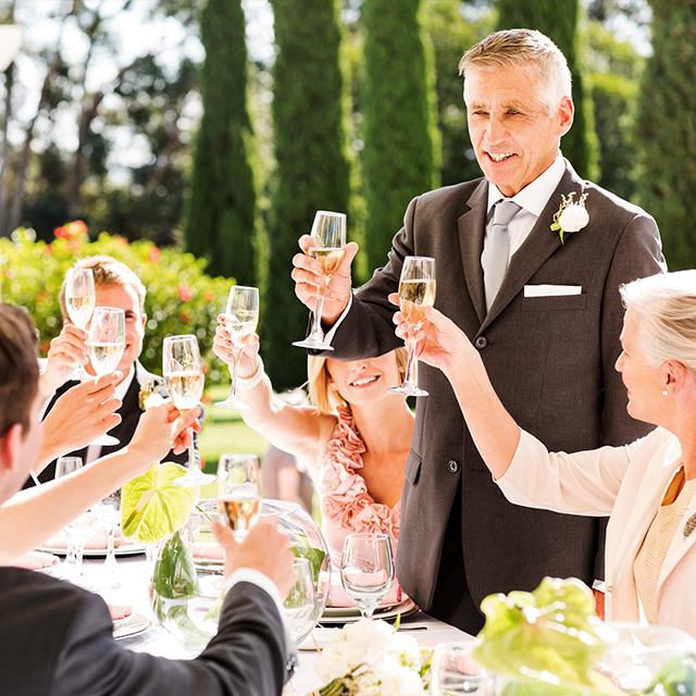 結婚式の乾杯挨拶、誰にお願いする？依頼の仕方とお礼の相場について