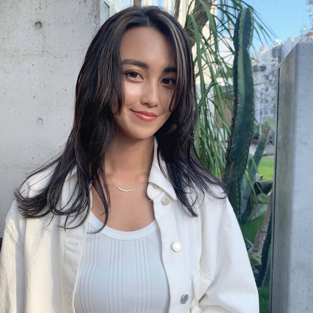 制服姿の可愛いアジア系タイ人女子大生のポートレートが大学でスマホを使いながら嬉しそうに笑っています — ストック写真 ©nut_foto@hotmail.com653432880