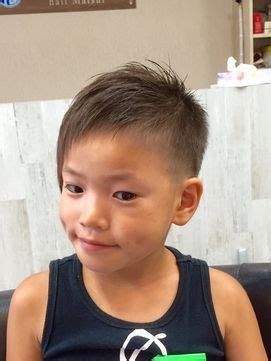 ピースキッズ💫ツーブロック✖️アシメ💫 夏なのでさっぱり短くツーブロックに‼️ ワックス無しでもカッコよく決まるアシンメトリーの前髪💇バリカンも怖がらずにできてかっこよかったよ〜👦 PEACEKIDSでは 美容室デビューされるお子様のため、Instagram