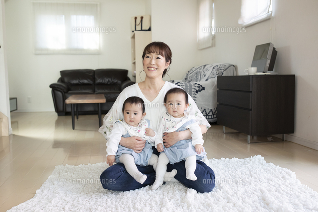 ママの膝の上で寝る赤ちゃん の Stock フォトAdobe Stock