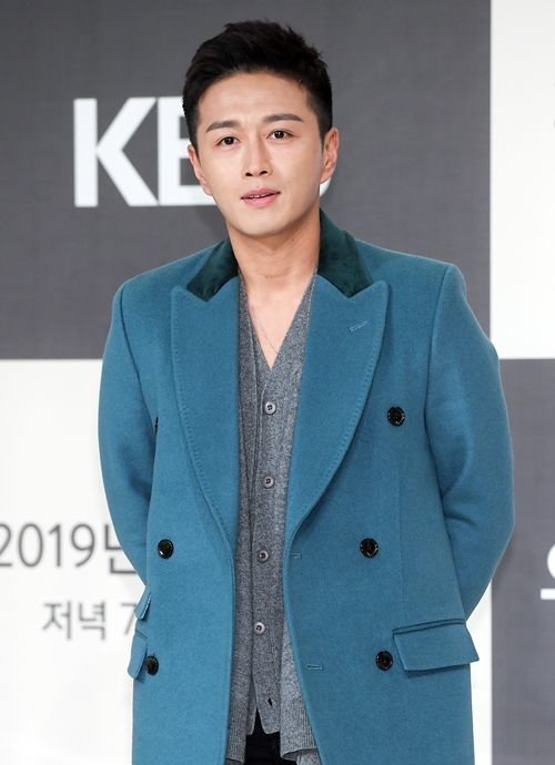 3人の娘を胸に抱いた俳優チン·テヒョンとパク·シウン夫妻が養子縁組後、善行を利用するという言葉に傷ついたと打ち明けた。14日、チン·テヒョンはSNSに「私たち夫婦も色々な傷で苦しい時が多い」として「特- MK