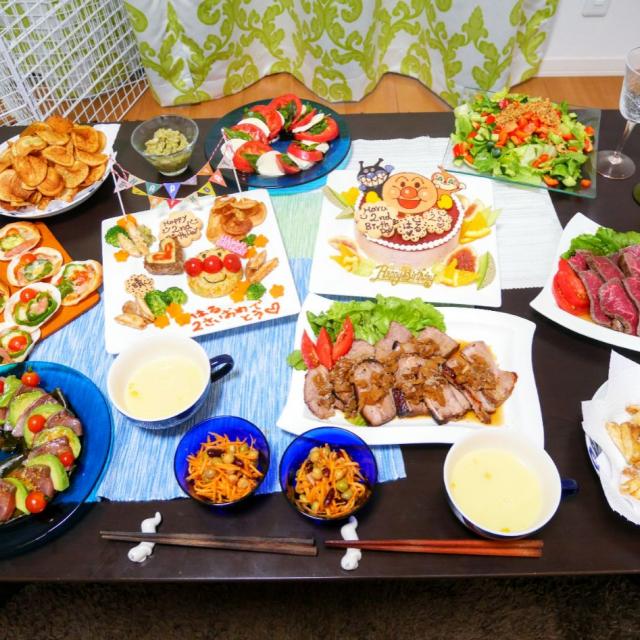 2歳の誕生日プレートアンパンマン ケチャップライス鶏の唐揚げバナナパンケーキ あき***Snapdish スナップディッシュID:Lz5eza