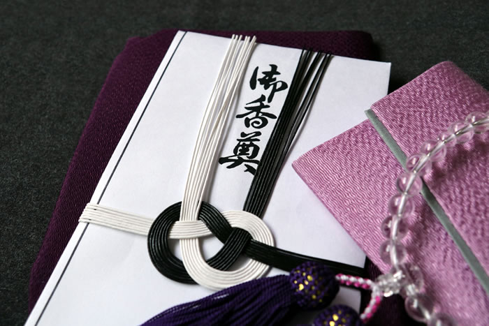 法事にふさわしいお菓子・マナー～おすすめから選ぶときの金額・渡し方まで解説