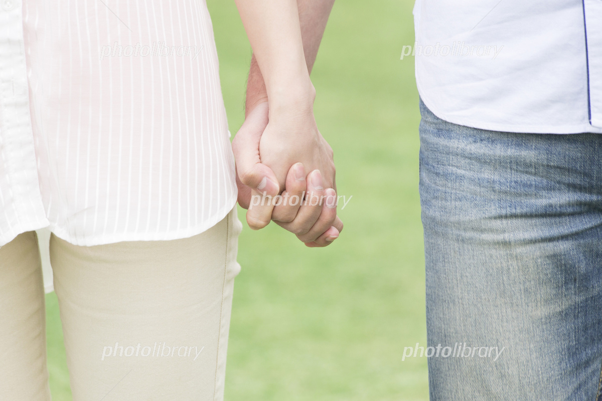 手を握るカップルの手元 写真素材6701788- フォトライブラリ