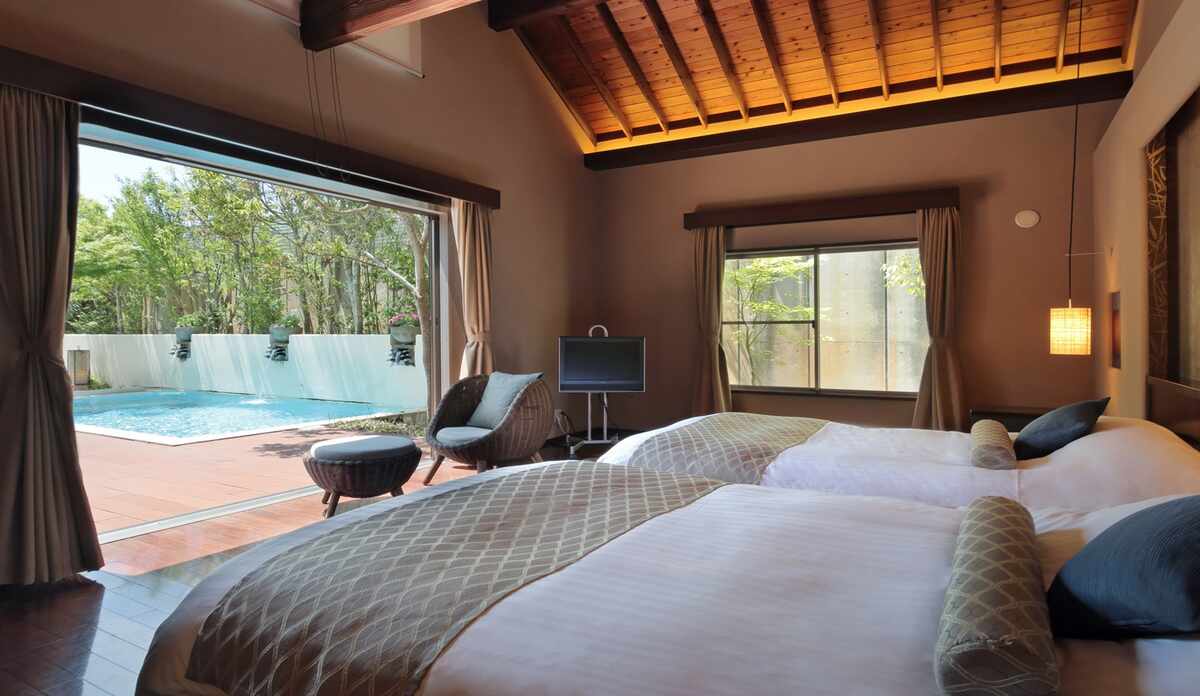 湯巡りで癒しのひとときを 別邸ラ・松廬にご宿泊のお客様は、隣接する鴨川館内の温泉施設もご利用いただけます。露天風呂や内湯、サウナなど様々な湯をのんびりと巡り、広々とした湯舟に身を委ねて、日頃の疲れをほどくお寛ぎ時間をお愉しみください。＊1 みぎわの湯「樽