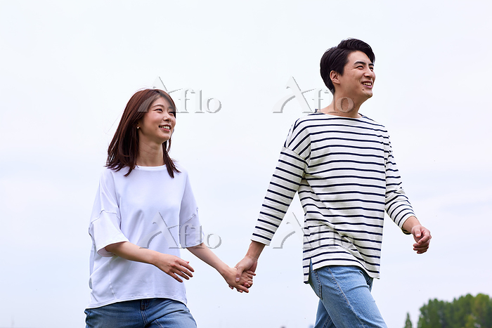 手を繋いで歩く娘とママの無料 フリー イラストかわいい手描きの無料素材「てがきっず」保育園・小学校・介護施設にぴったりのフリー素材イラスト