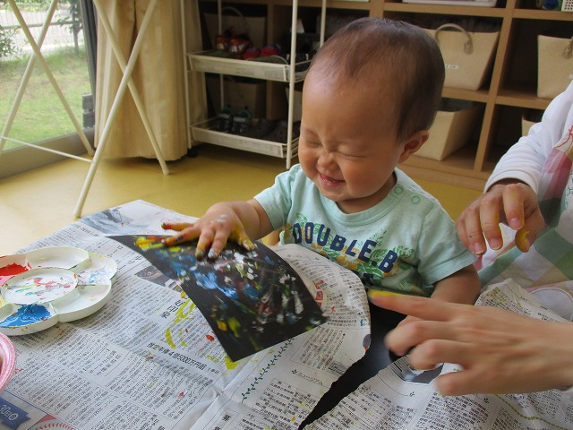 8月製作 花火 絵の具 トイレットペーパースタンプひなたぼっこ保育園グループ