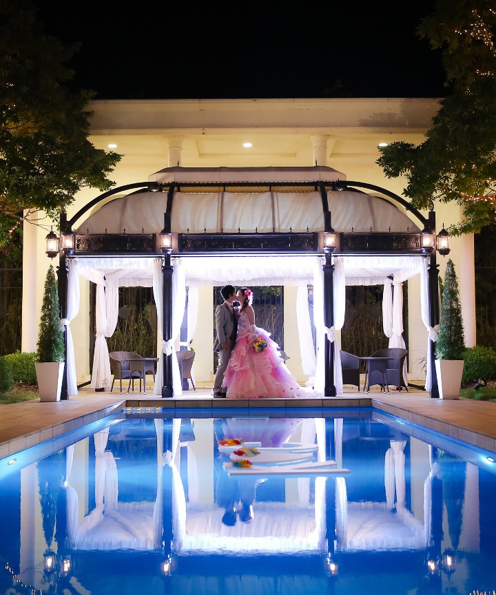 プールを使ったバルーン演出「ドロップ&フライ」🎈 横浜エリアでも珍しいプール付きの貸切邸宅をゲストと一緒に楽しむ演出✨選べる披露宴会場でおふたりの好みも見つかるはず♪伊勢山ヒルズ結婚式結婚式レポウェディング横浜花嫁みなとみらい花嫁横浜結婚