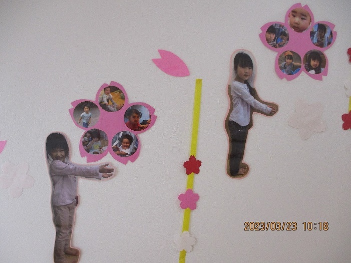 バルーン片手に空のお散歩♪卒園式の緞帳飾りゆめかけの可愛い保育書・イラスト・壁面・似顔絵