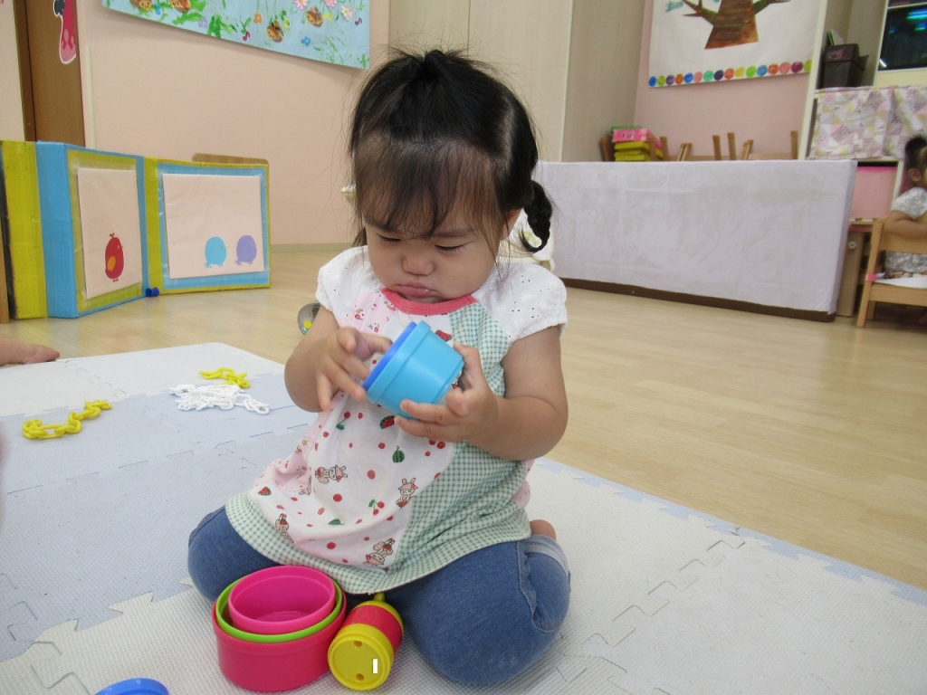 まなえ⌇ 関わり方で子どもを伸ばす専門家生後３ヶ月から 毎日！ひとり遊び1時間以上してくれているの そのコツシェアするね！新生児からのモンテ的関わりで集中力が断然違う！ ３ヶ月以降からひとり遊び1時間以上してくれるために 心掛けてきたこと ・見守る 基本ご