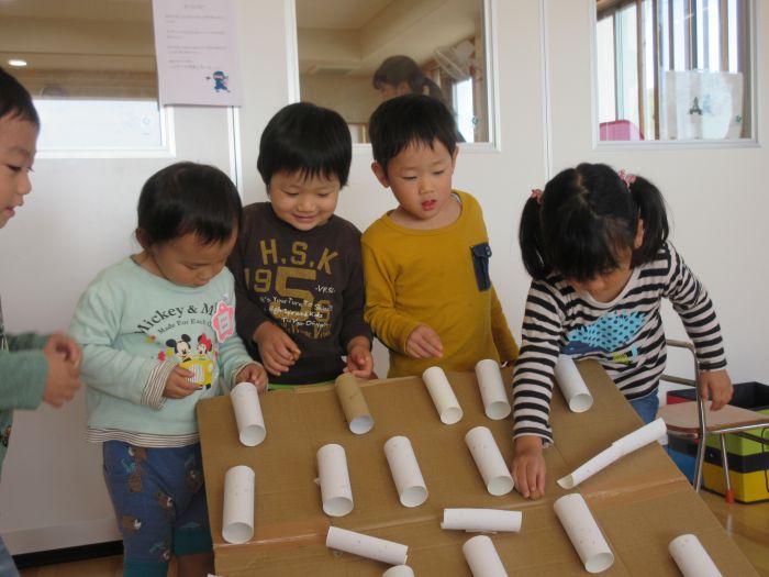 秋の素材、どんぐりを使った工作のご紹介。色を塗ってどんぐりアートを楽しむ。クラフポ