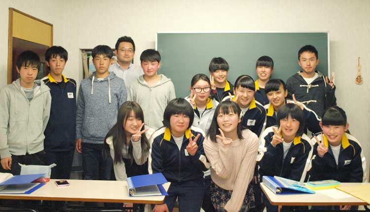 星琳高校 卒業アルバム集合写真 可愛いポーズ グラウンドで