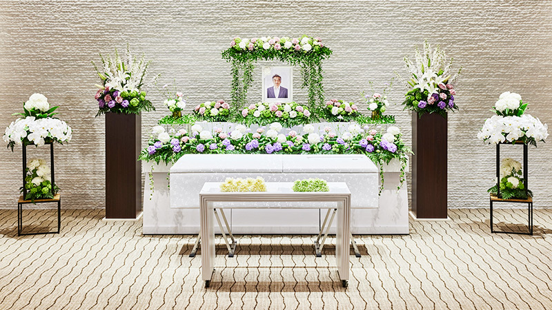家族葬の祭壇には種類がある？ 失敗しない選び方や費用相場を解説 - 葬儀、家族葬なら株式会社サンライフ公式