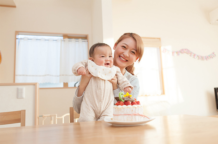 一歳のお誕生日やハーフバースデー記念の服装は、ドレスやタキシードも良いですが、タカツ写真館では普段着での撮影をおすすめしています。カジュアルに撮る家族写真にはフォーマルな写真では出しにくい季節感や、その時代の空気感を写せるように思います。もうすぐ衣替え