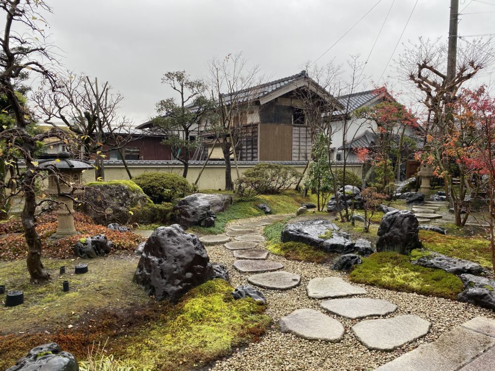 庭植えのツバキ 椿植栽・剪定・手入れ山崎造園 兵庫県宍粟市山崎町高所583-1
