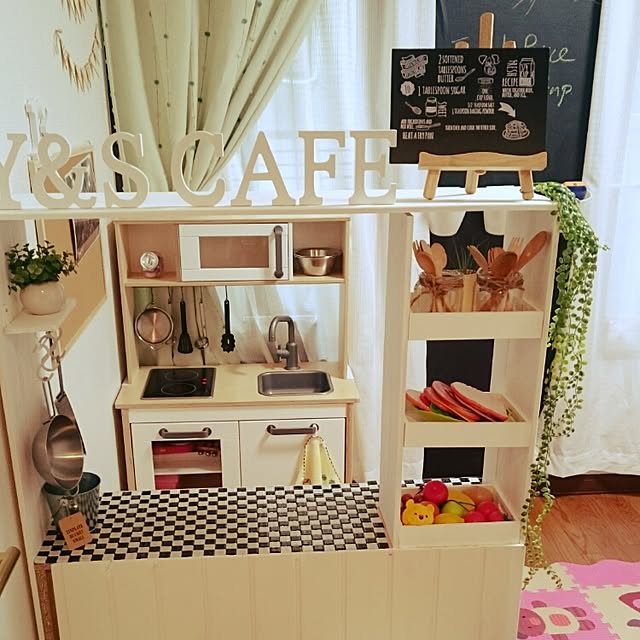 手作りのもので溢れるままごとコーナーです。あたたかみがあって子どもだけでなく大人もホッとしますね。年齢によってやりとりが違い，楽しい時間が流れます！手づくり遊具の紹介 ・春野弘岡中保育園②ままごとコーナー「対象年齢」：２歳～５歳 「ねらい