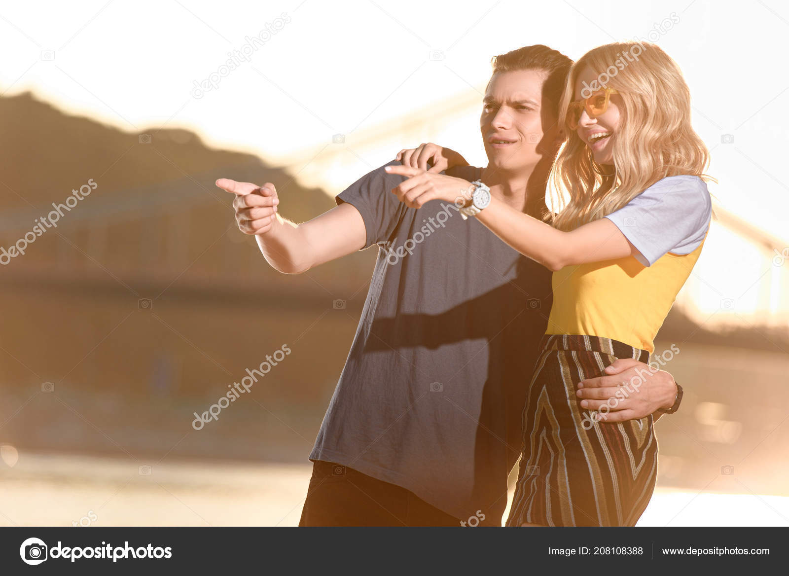 夜のデートをしているカップル無料写真