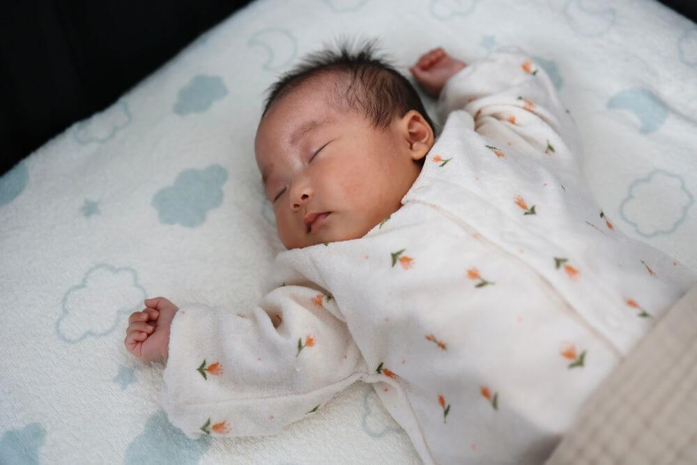 赤ちゃんがバンザイポーズで寝る理由は