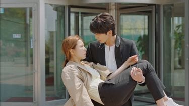 フリー写真お姫様抱っこして見つめ合う若い夫婦パブリックドメインQ：著作権フリー画像素材集