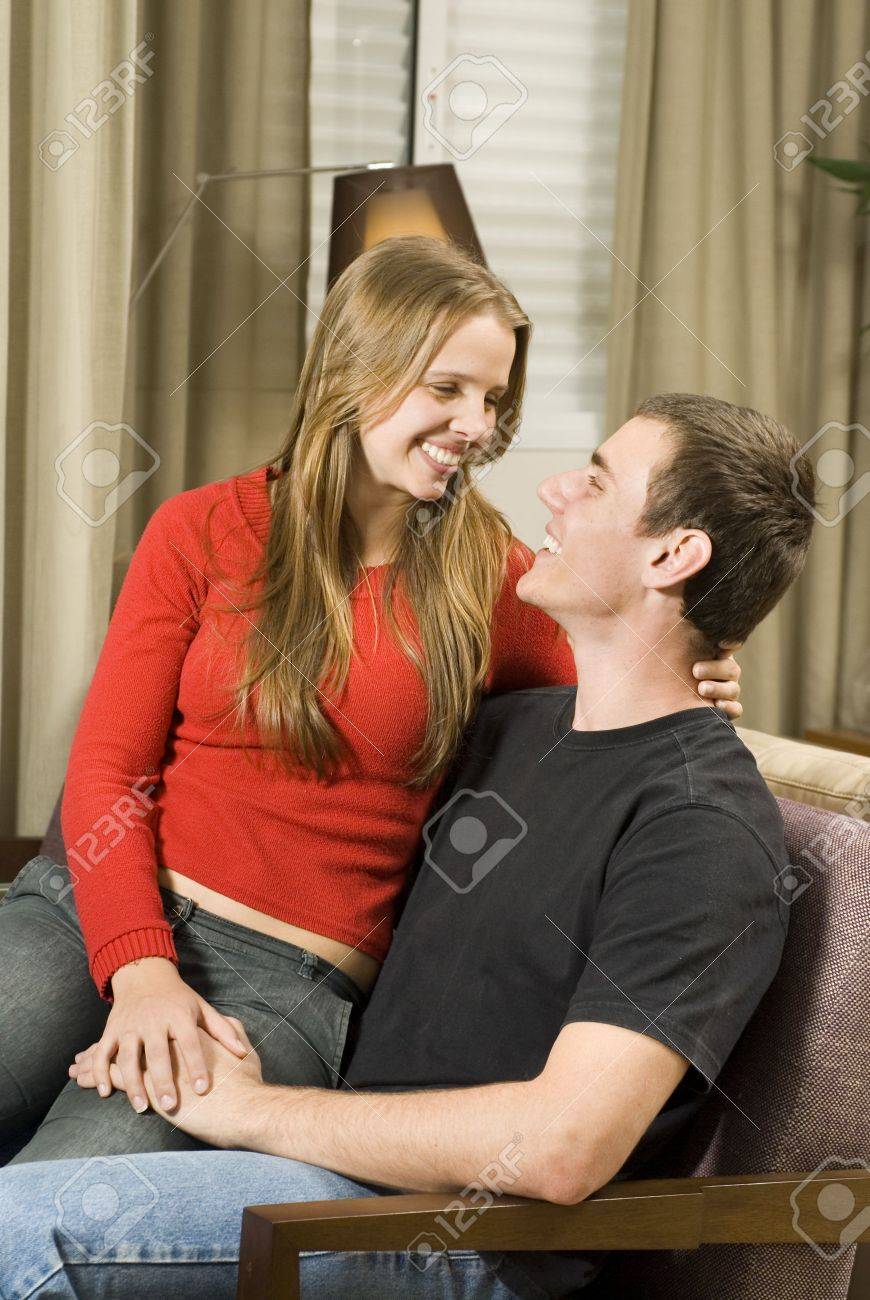 1,987 膝に座る 彼女 Stock Photos, High-Res Pictures, and Images - Getty Images膝 に座る 17歳, 抱っこ, 膝に座る 13歳