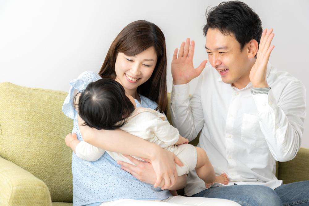 新生児微笑とは？ 社会的微笑との違いやママパパの体験談も！助産師監修HugKum はぐくむ