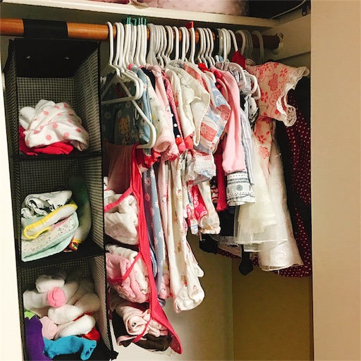 増える子ども服と寝具の収納。洋服は袋に入る分だけ持つと決めている。 クローゼットに可動棚をDIYしてからは、かさばる衣装ケースや床置きの家具を持たなくなった。置きたい物のサイズに合わせて高さ調整や取り外しが出来るから、幅広く使えて見た目もスッキリ。子ども