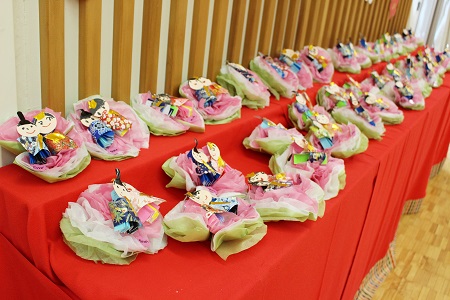 choooboo ⇦他の製作はこちらから！ 今回もひなまつり製作🎎✨ 保育者の手を加えるポイントを変えることで、 全年齢で行うことができます！ぜひ作ってみてください😊✂️ひなまつり製作3月製作ひな祭り製作 保育園製作 保育製作 保育士 保育園 製作アイデア 製作