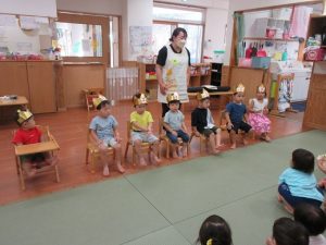 🎂プペル誕生日会🎂1歳児のお友だちの誕生会でした✨ みんなにお祝いしてもらい 嬉しくてにこにこ😊🎶 インタビューでは好きな食べ物や好きな色を 答えてくれました⭐️ ハッピーバースデーの歌に合わせて 体を揺らす誕生児🥰 先生たちからのプレゼントは 「不思議な