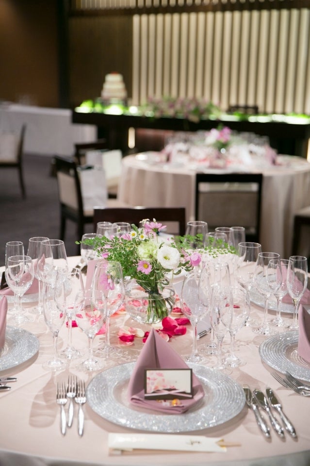 テーブル装花をコスパよく高見えさせる4つの節約術！鏡や水が効果的！？みんなのウェディングニュース