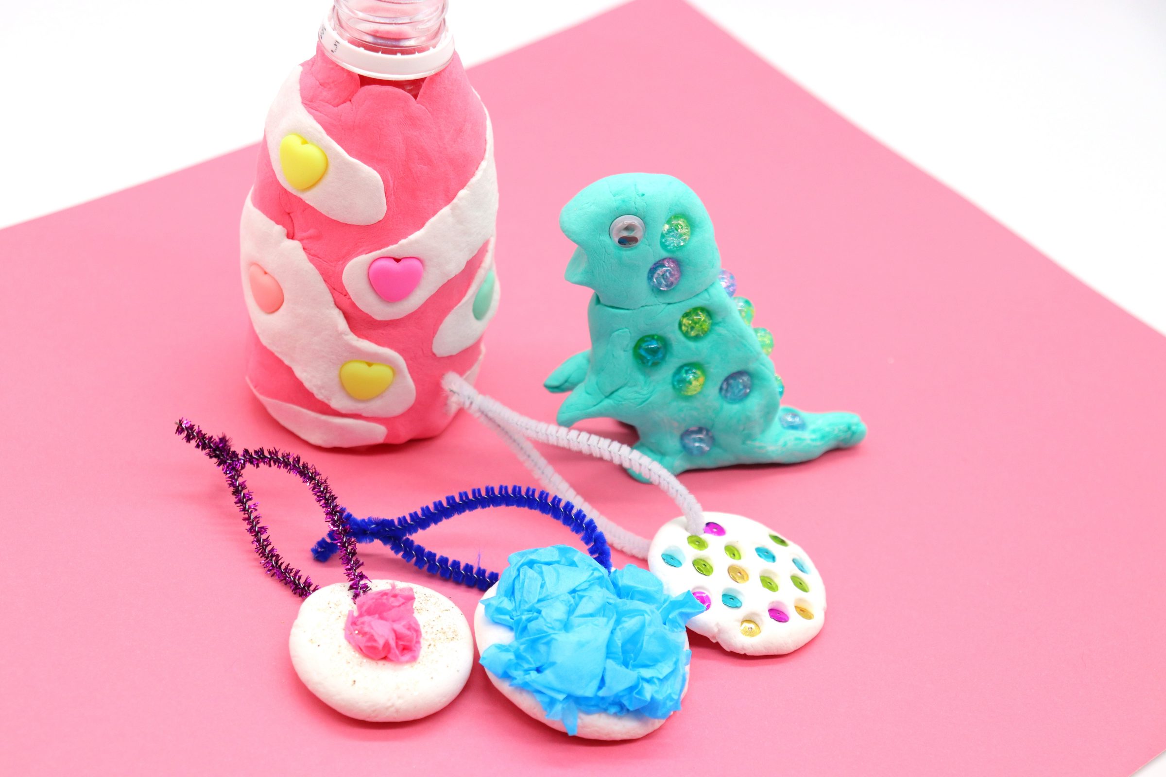 Happy Mother's Day🌷 紙粘土とアクリル絵の具で 家族みんなで作ったフラワーベースに 息子が選んだお花を生けて。青いお花の花言葉って 愛の意味が込められてるんだよね。 そんなこと息子は知らないけど うれしいよ！ありがとう！ 母の日花言葉青い花