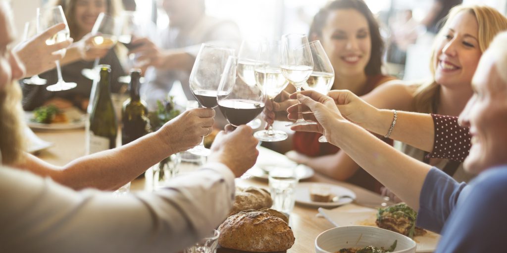 両家顔合わせ食事会」で準備することリスト！挨拶マナーや服装についても解説