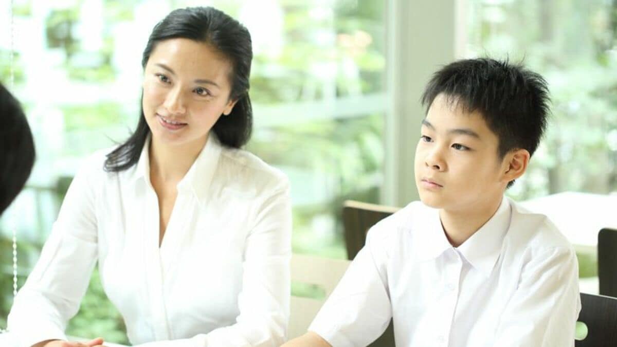 スイーツのマカロンを手に持ち食べている幸せ表情の幼い女の子 幸せ 食欲 楽しい 子供 幼児イメージ 写真素材5740979- フォトライブラリ