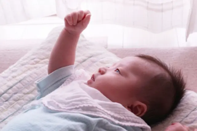 赤ちゃんの膝の上で寝るTikTok