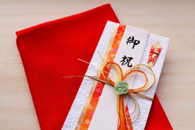 スナックママへの誕生日プレゼントの花！美しい化粧蘭は存在感抜群のお祝い花