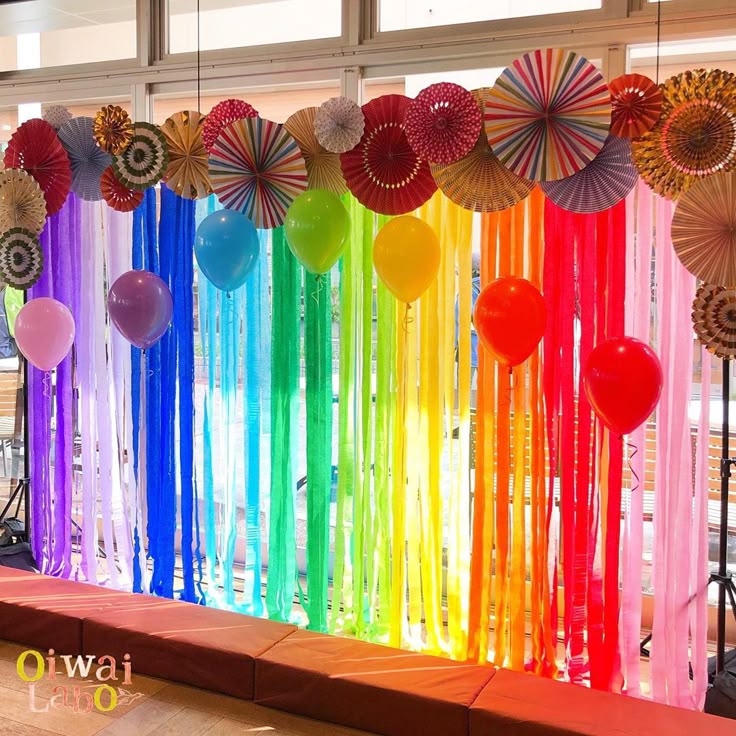𝐎𝐈𝐖𝐀𝐈 𝐋𝐀𝐁𝐎 on Instagram: “卒園を祝う会・謝恩会のステージ装飾輝く未来に向けて飛び出していく門出であり、お世話になった方々への感謝の会。個性豊かな子供たちのようにカラフルなレインボーをテーマにスタイリングいたしました。 ＊ ”