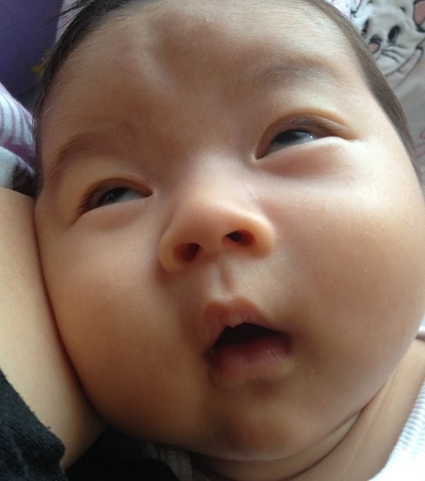 めっちゃイケメン！ 私もそんな感じで赤ちゃんの時子供の時、相当面白い顔してました😅 大学くらいからやっと見れるようになって来ました！今45才ですが1番マシです🤣💗👍