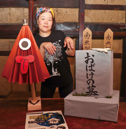 お化け屋敷準備編その1✨ お化け屋敷のメイン？ 幽霊の出る井戸はダンボールにみんなで絵の具を塗って、蔦を飾って、誰かが蜘蛛の巣は綿を引っ張るとリアルなのが作れると発見したらあっちこっちに蜘蛛の巣職人が！紙皿とラップの芯の💀には100均ライトボールを仕込んで