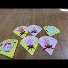 うさぎ組🐰 1歳児クラス 卒園児さんにプレゼントする花束の製作を行いました💐. お友だちと2〜3人のペアになり一緒に取り組みました.お友だちと分担し、花紙を丸めて色鮮やかな花束が完成しました☺︎. 作ったことは卒園式まで秘密なので、今から渡すことを楽しみ