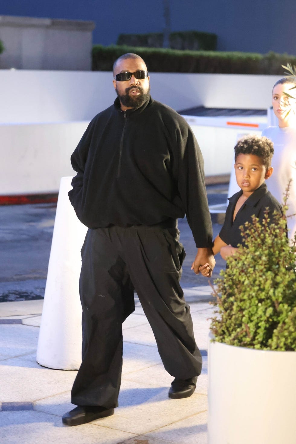 ビアンカ・センソリ、カニエ＆ノース・ウェスト親子と共に日本に スケスケのトップスでショッピングモールに