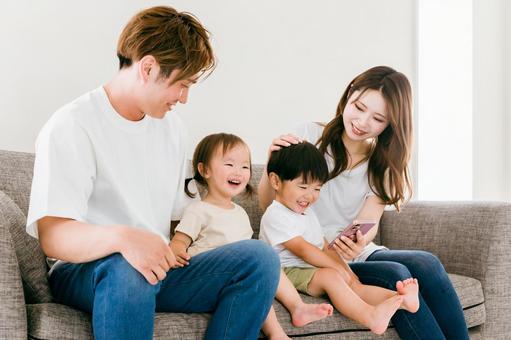 不倫報道の自民・広瀬めぐみ参院議員が謝罪文 事実関係は記載なし毎日新聞