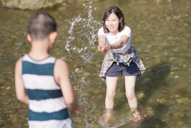 Mi×Oh×水遊び💦 水遊び日和☀️水遊びじゃぶじゃぶ池猛暑日水着コーデママカメラママライフスマイル育児育児日記親バカ部4歳女の子１歳女の子仲良し姉妹子育てぐらむパパカメラmamagirlコドモダカラママリワガコジマンはいチーズ