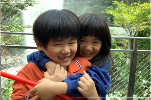 ディーン・フジオカ、3人の子どもたちと顔出しショットで「お父さんの顔」 双子たちは10歳に「パパにも似てる〜」 1 3エンタメ ねとらぼ