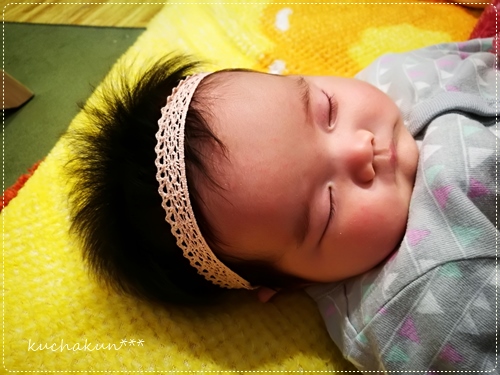 かぎ編みパールフラワーのベビーカチューシャ新生児 ヘアバンドの通販 by 手編みのベビーアクセサリーラクマ